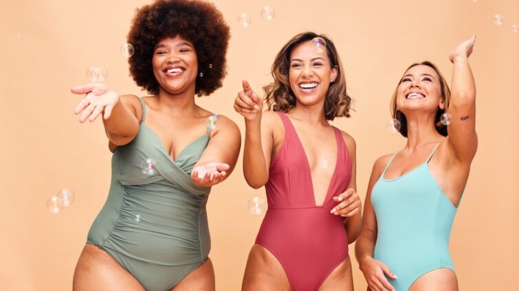 Tre kvinnor i badkläder