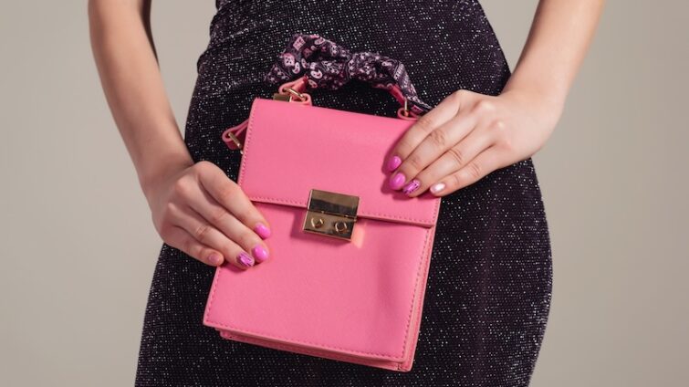 Rosa kuvertväska