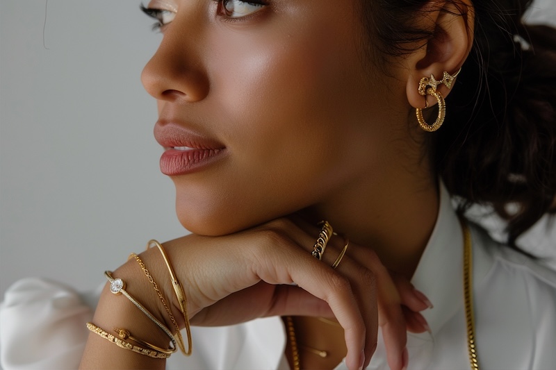 Kvinna med guldsmycken